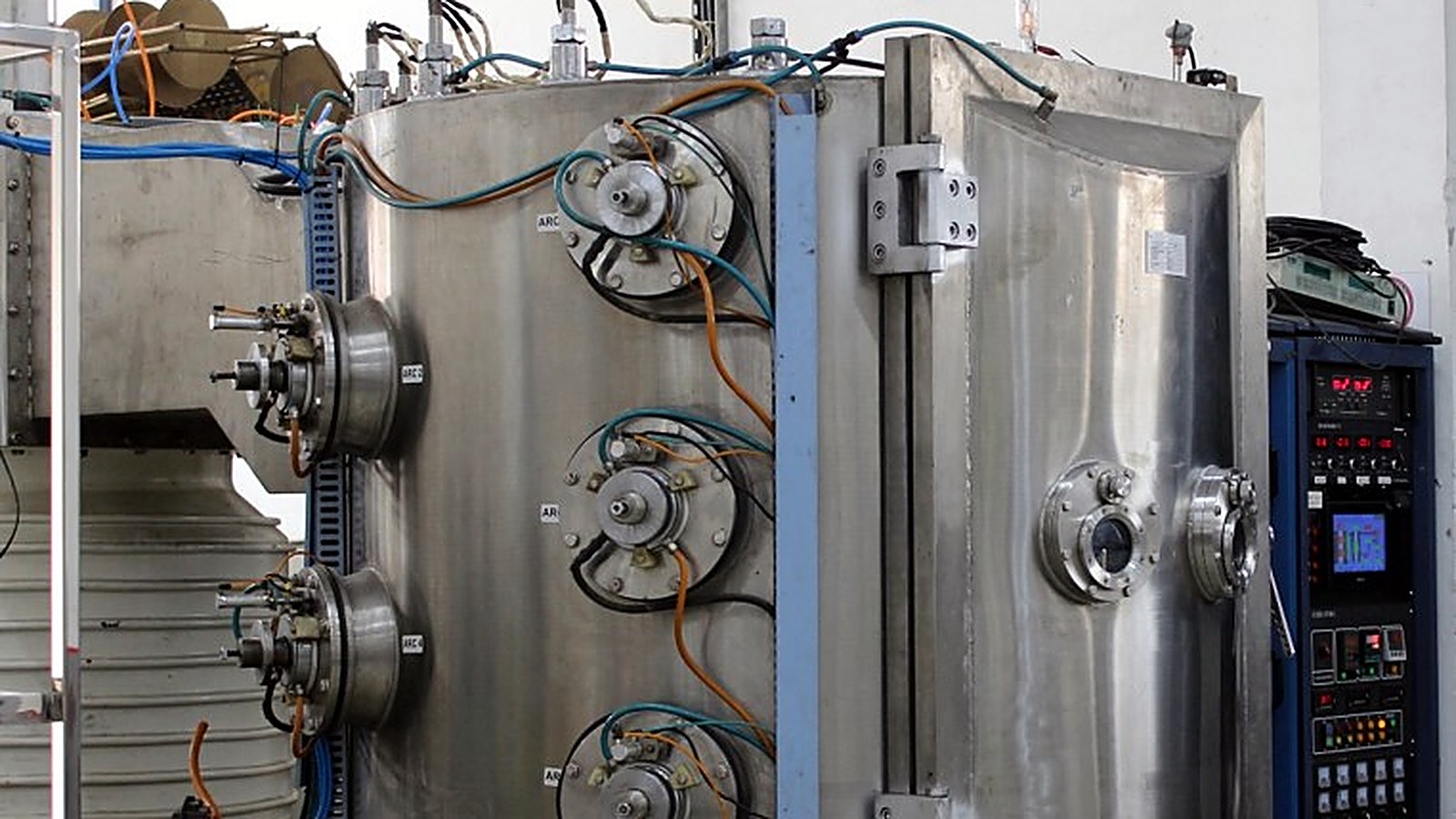 PVD coating machine, vacuum chamber